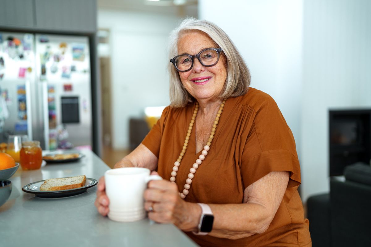 kobieta 60+ uśmiechnięta