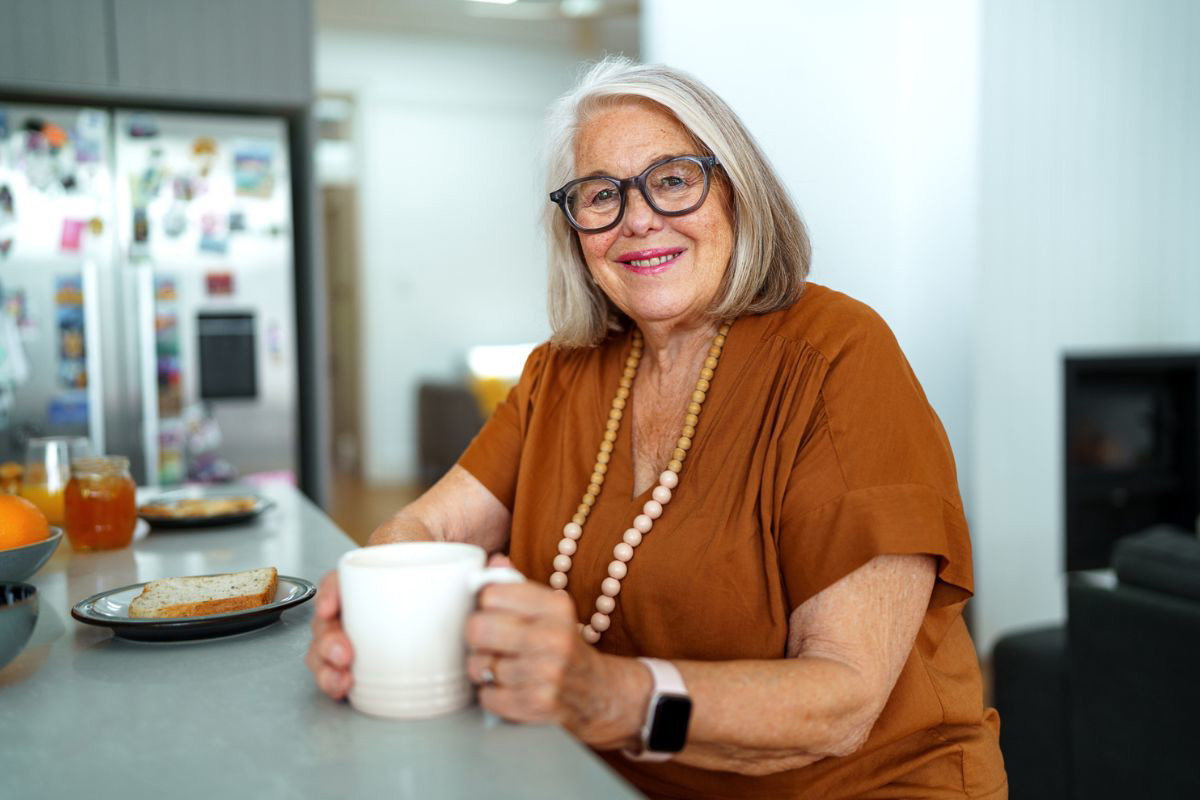 kobieta 60+ uśmiechnięta