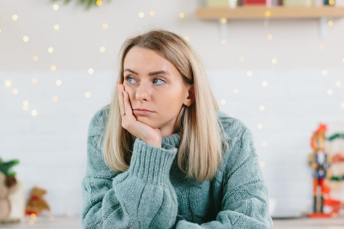 zmartwiona kobieta w kuchni