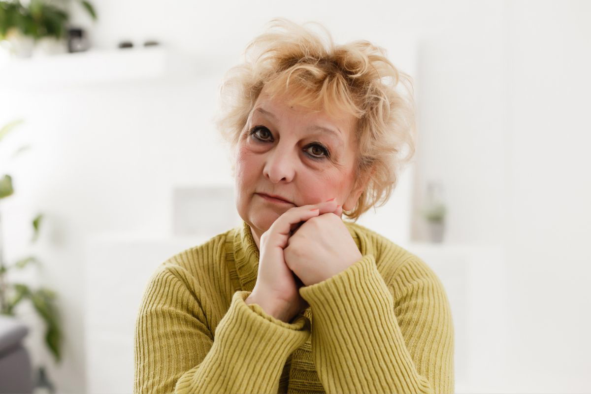 kobieta 60+ zmartwiona