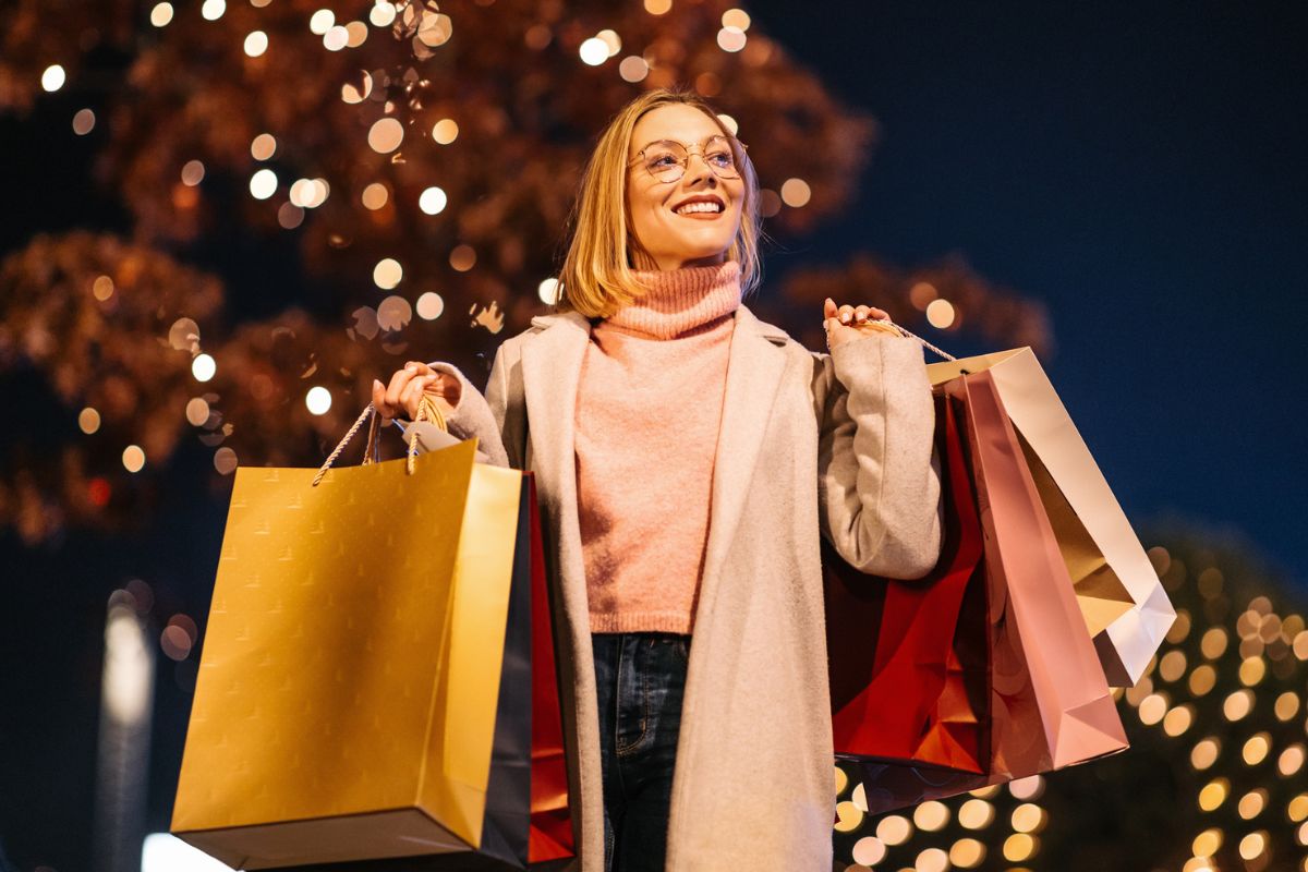 kobieta na świątecznych zakupach