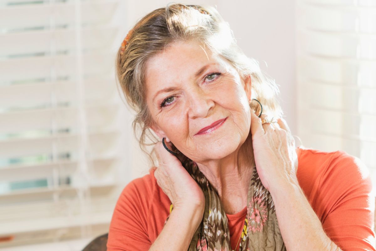 kobieta 60+ patrzy prosto w obiektyw aparatu