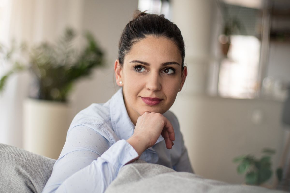 kobieta w ciemnych włosach