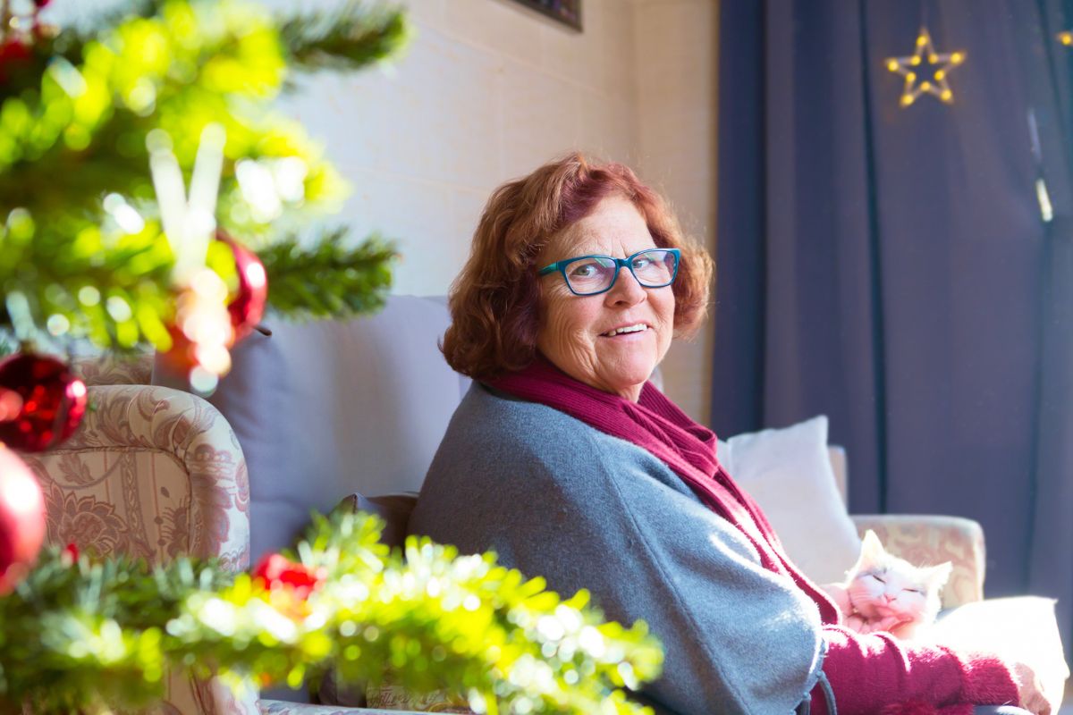 starsza pani i świąteczne dekoracje