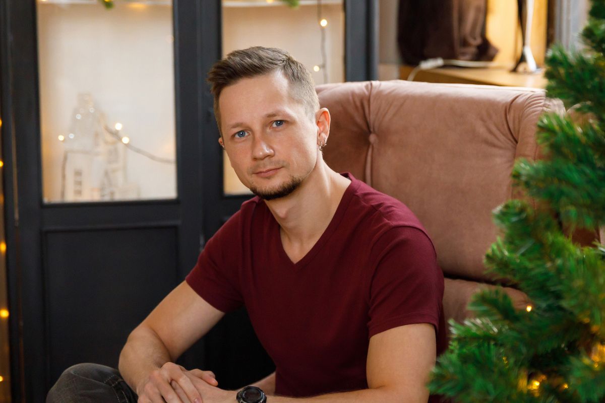 mężczyzna na fotelu przy choince