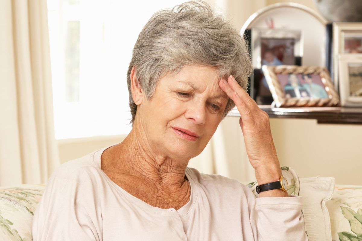 Załamana starsza kobieta