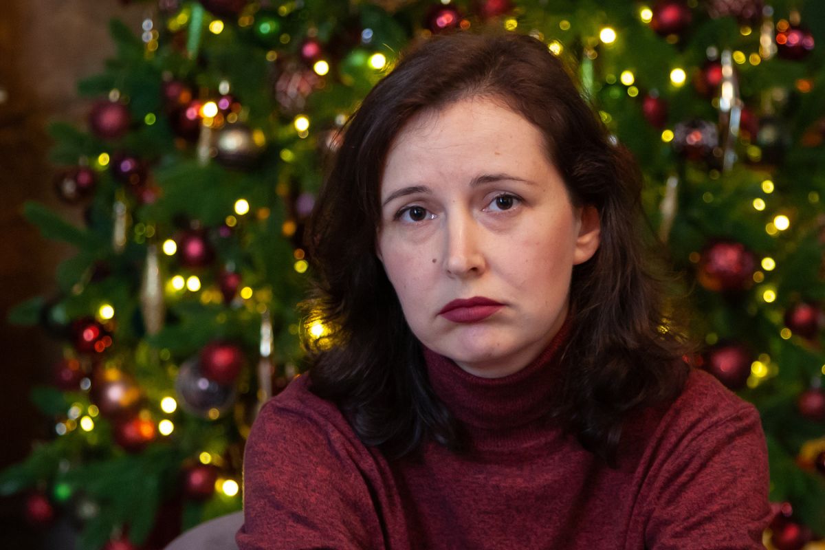 zmartwiona kobieta przy choince