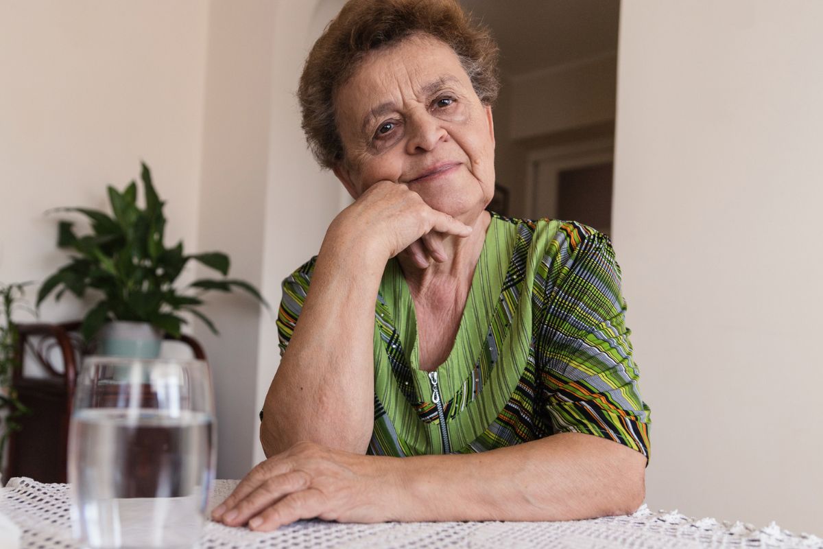 kobieta 60+ zamyślona i smutna