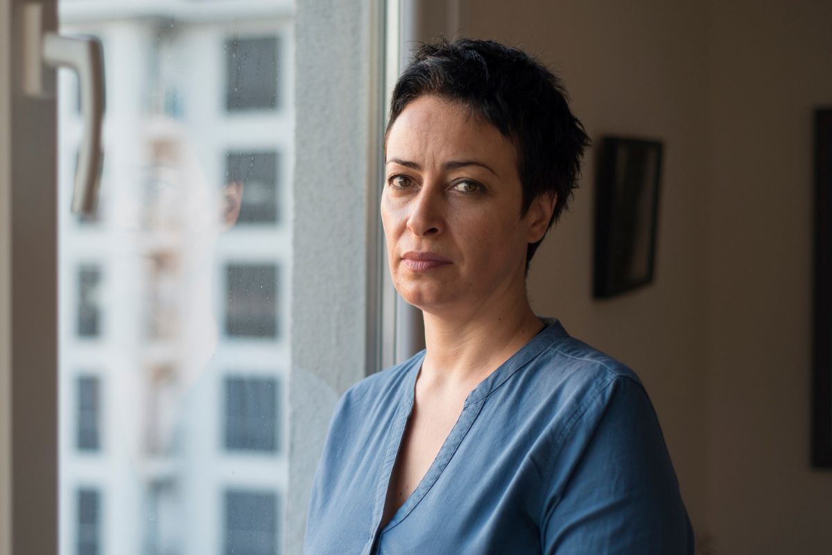 kobieta w krótkich włosach przy oknie