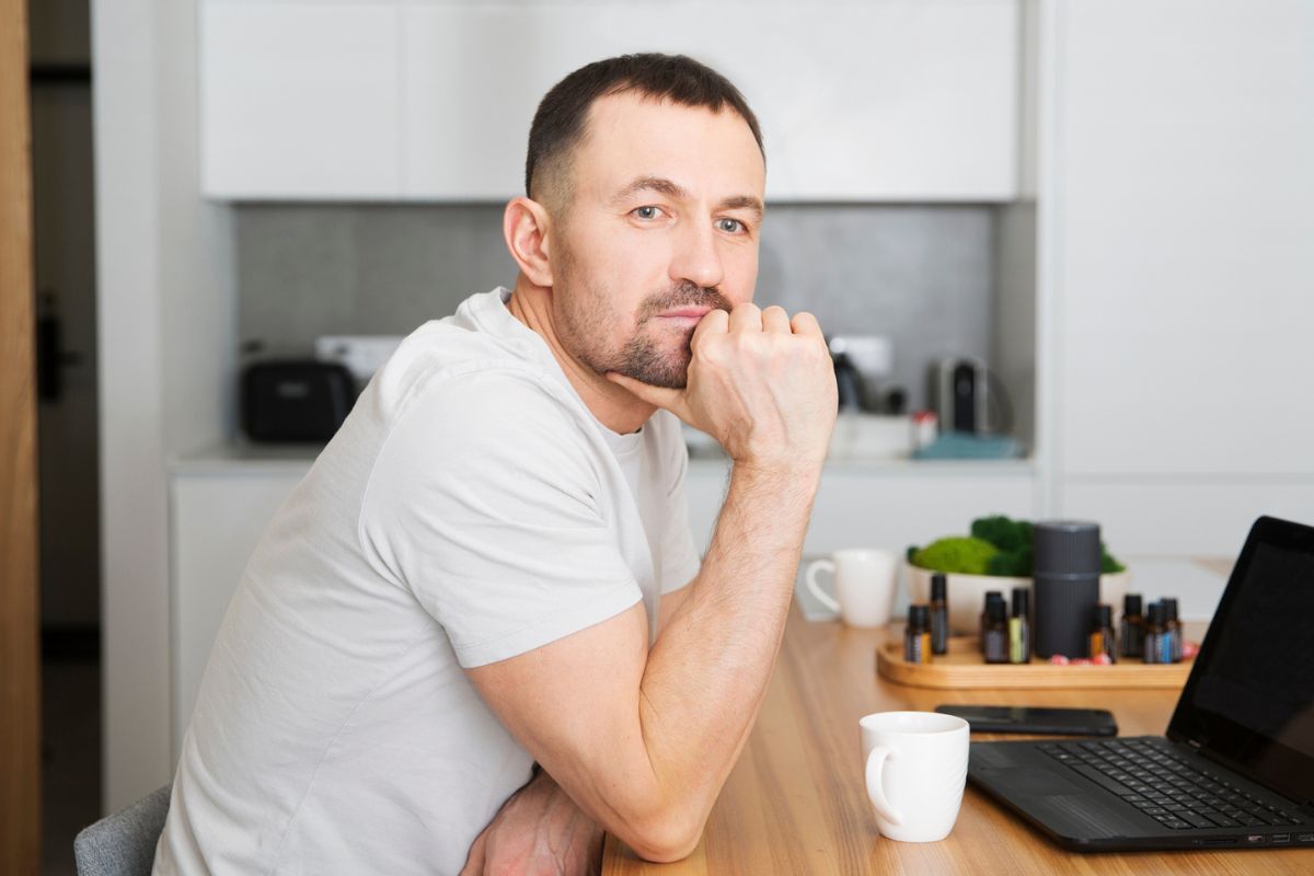 mężczyzna w kuchni