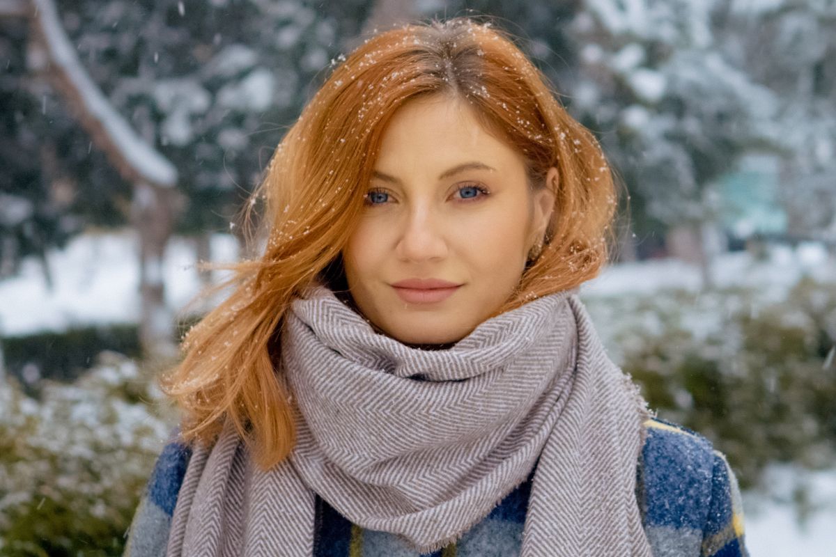 kobieta w rudych włosach