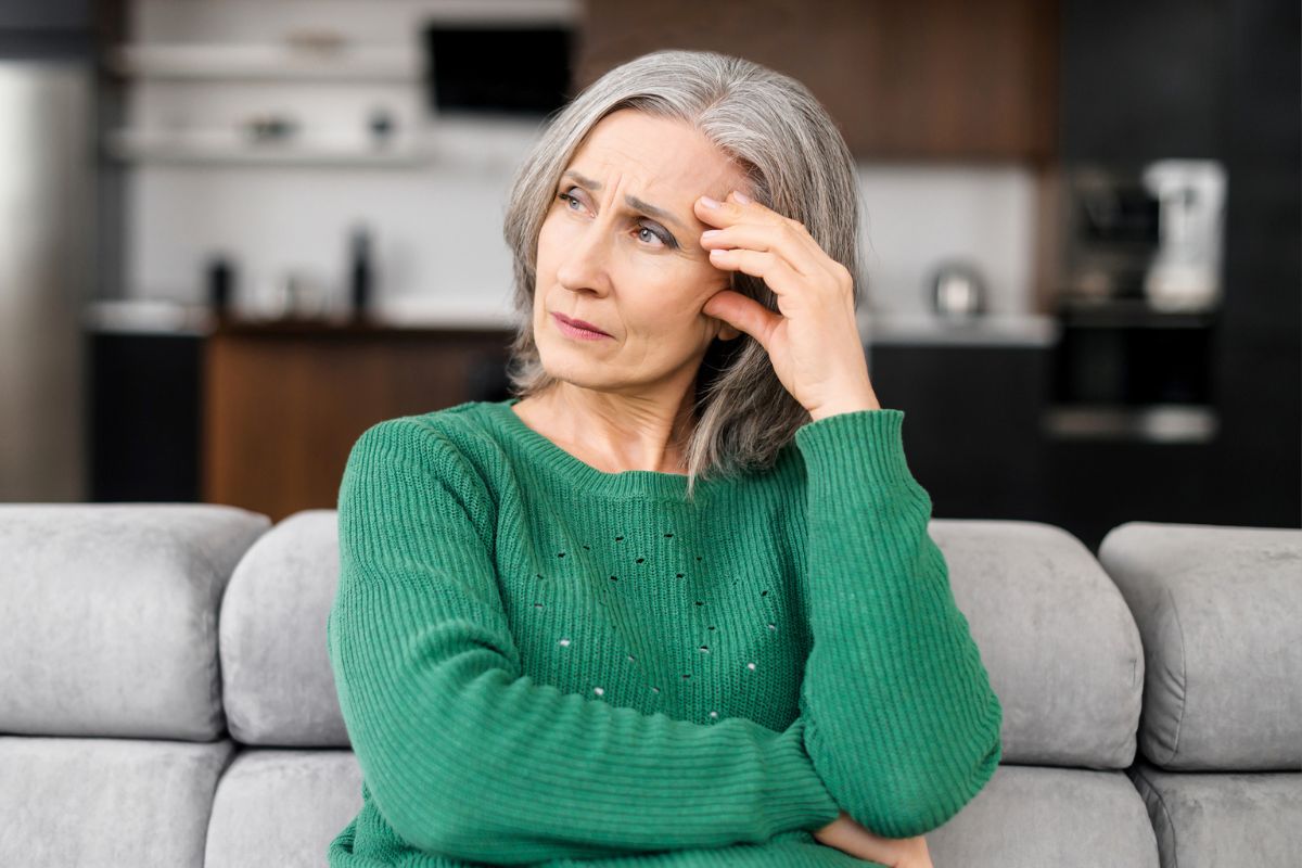 kobieta 50+ zamyślona i smutna