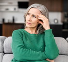 kobieta 50+ zamyślona i smutna