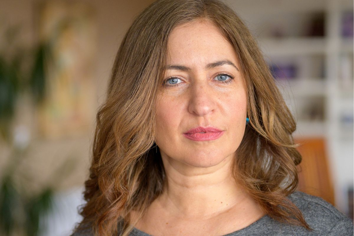 kobieta patrząca w obiektyw