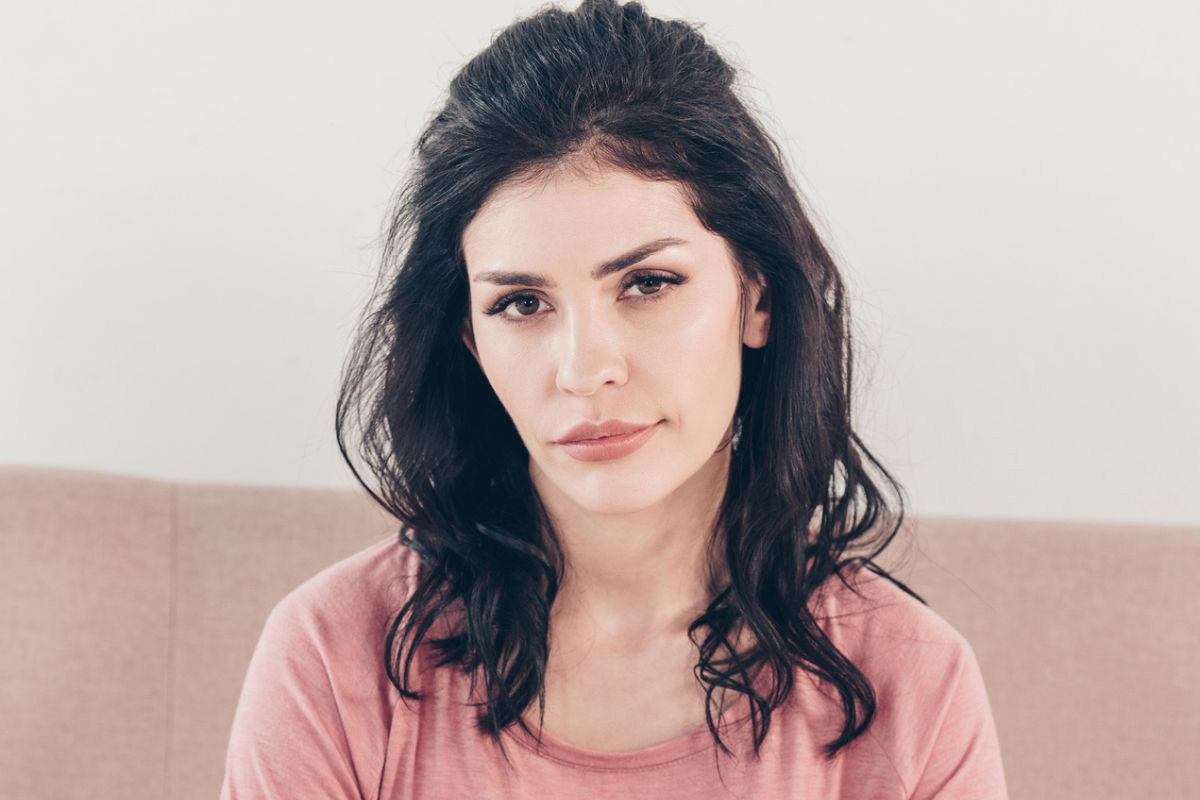 brunetka patrząca w obiektyw