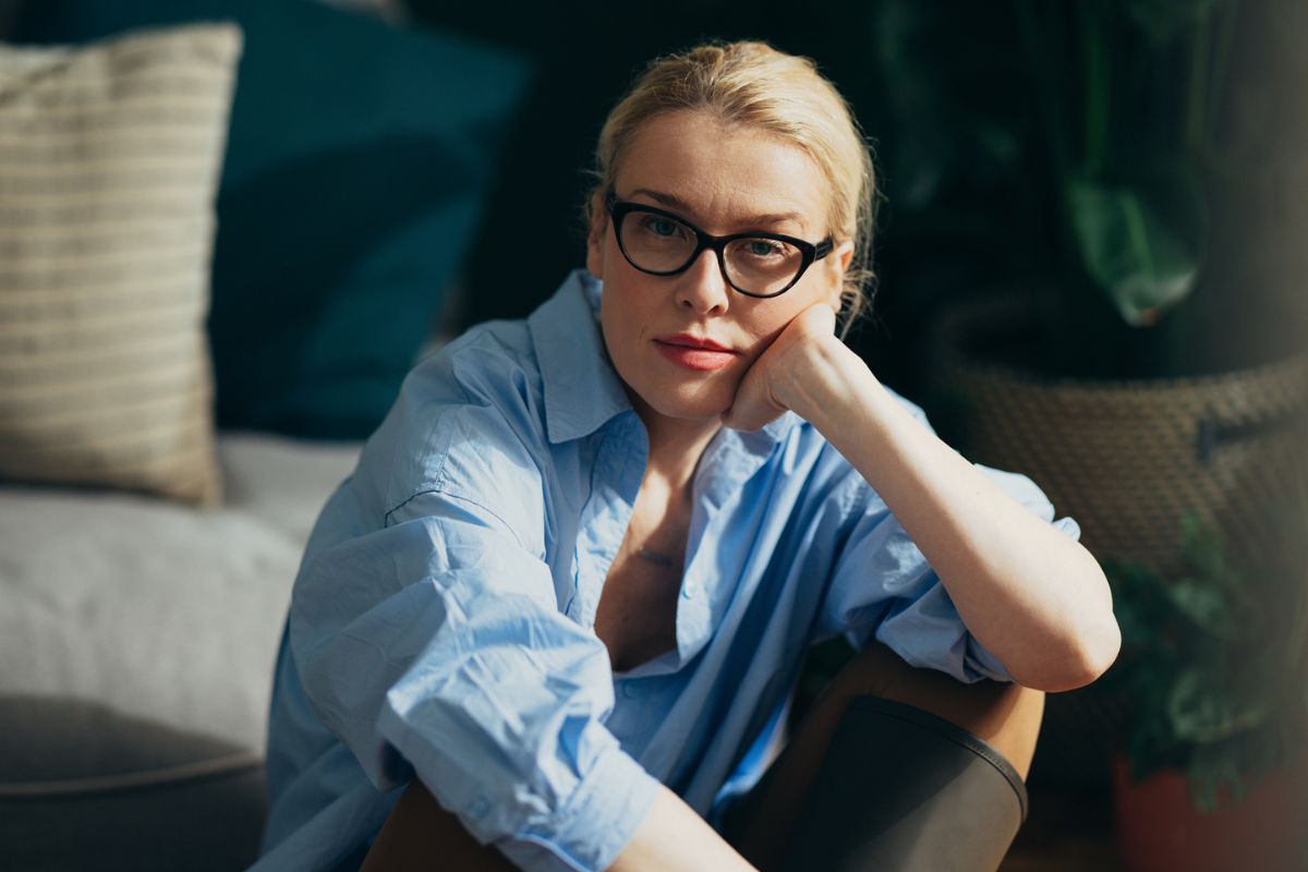 kobieta w okularach i niebieskiej koszuli