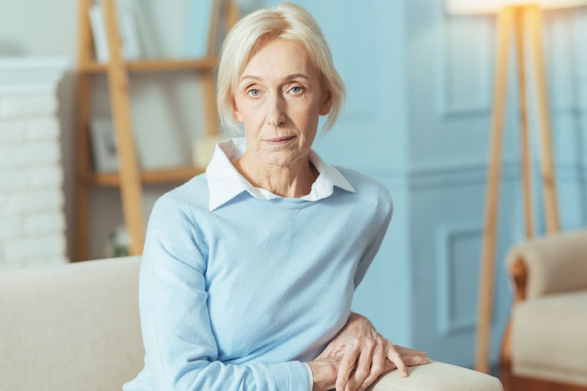 kobieta 60+ zamyślona i smutna
