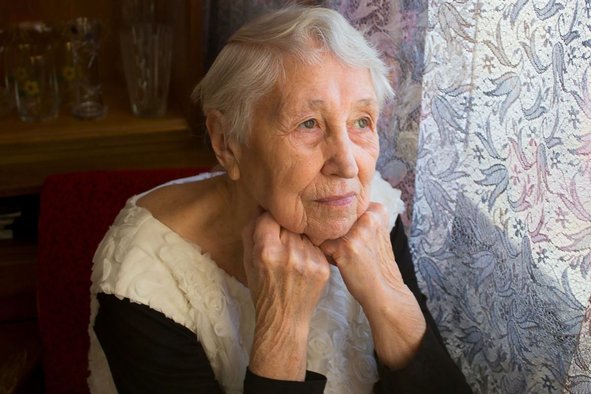 Zamyślona starsza kobieta