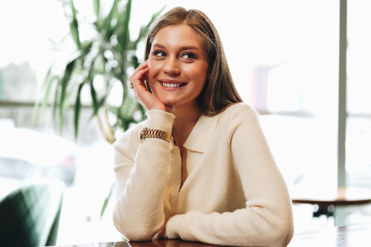 uśmiechnięta kobieta po 20