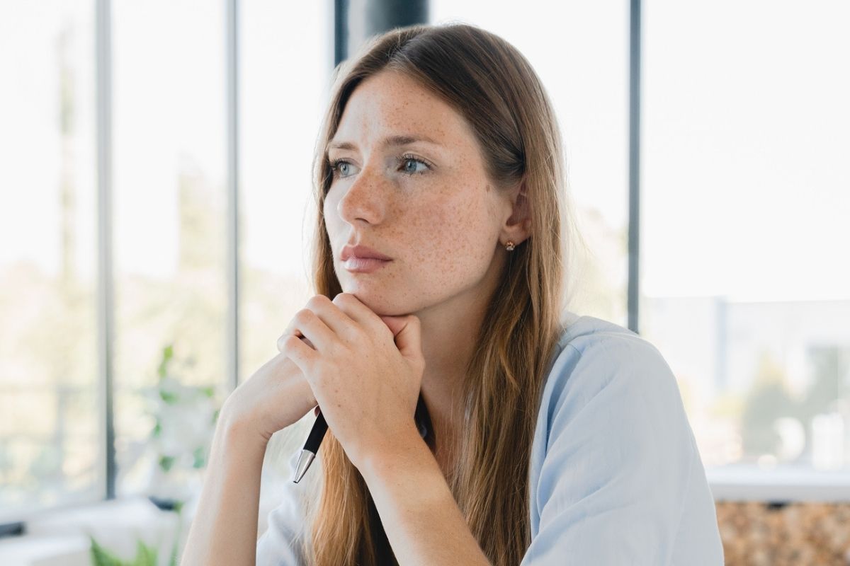 zamyślona dziewczyna