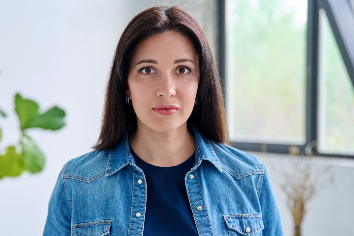 kobieta 40+ patrzy prosto w obiektyw aparatu