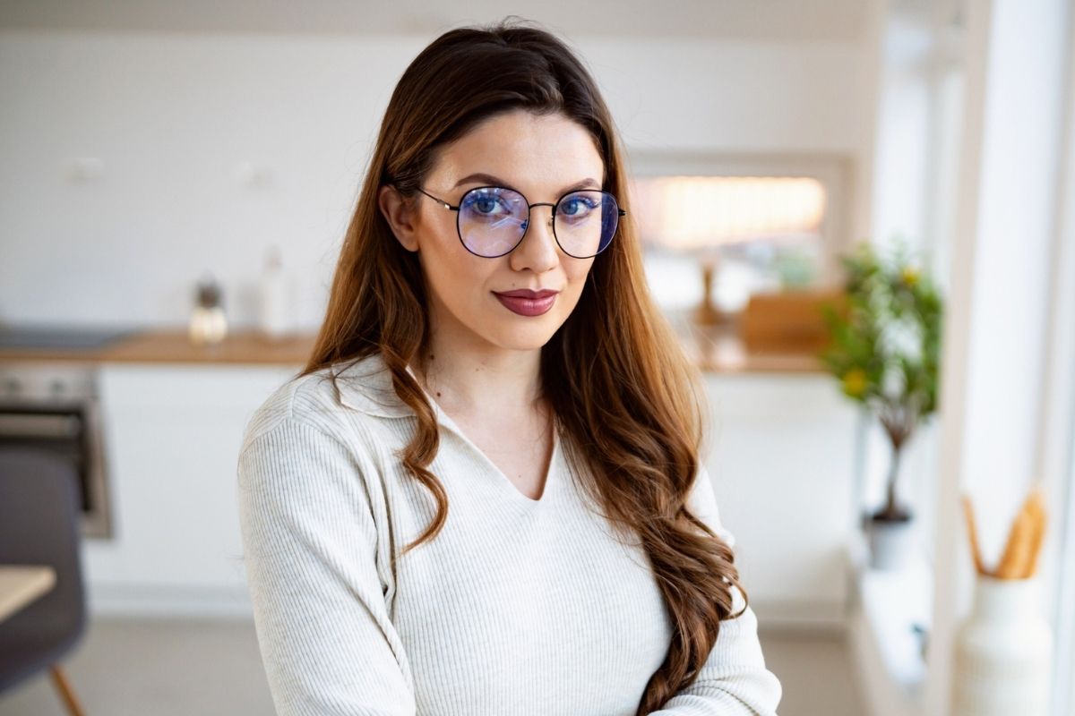 kobieta 30+ patrzy prosto w obiektyw aparatu