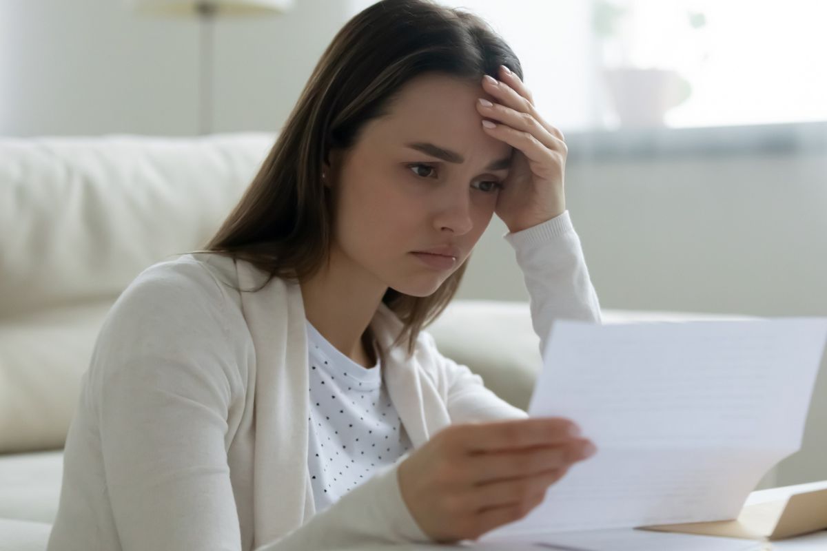 zmartwiona kobieta w listem