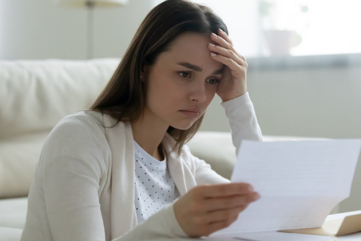 zmartwiona kobieta w listem