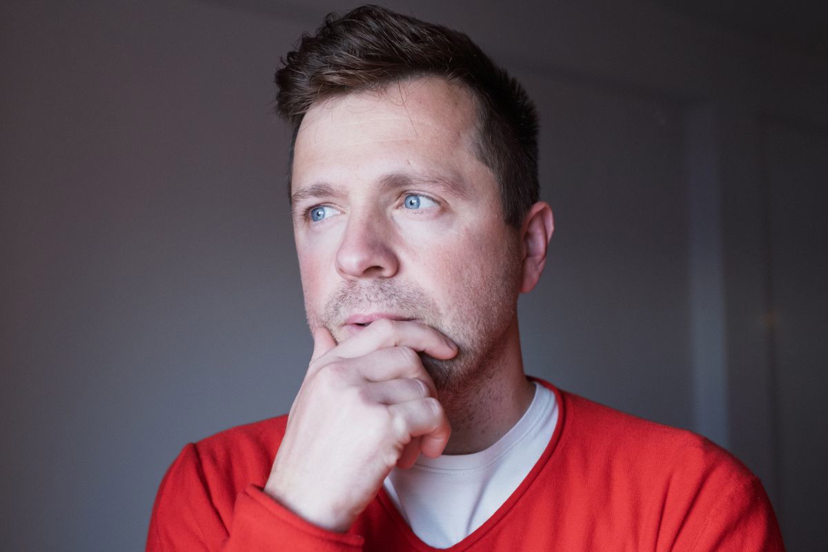 zamyślony mężczyzna