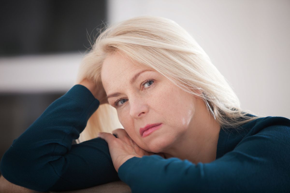 kobieta 50+ zamyślona i smutna