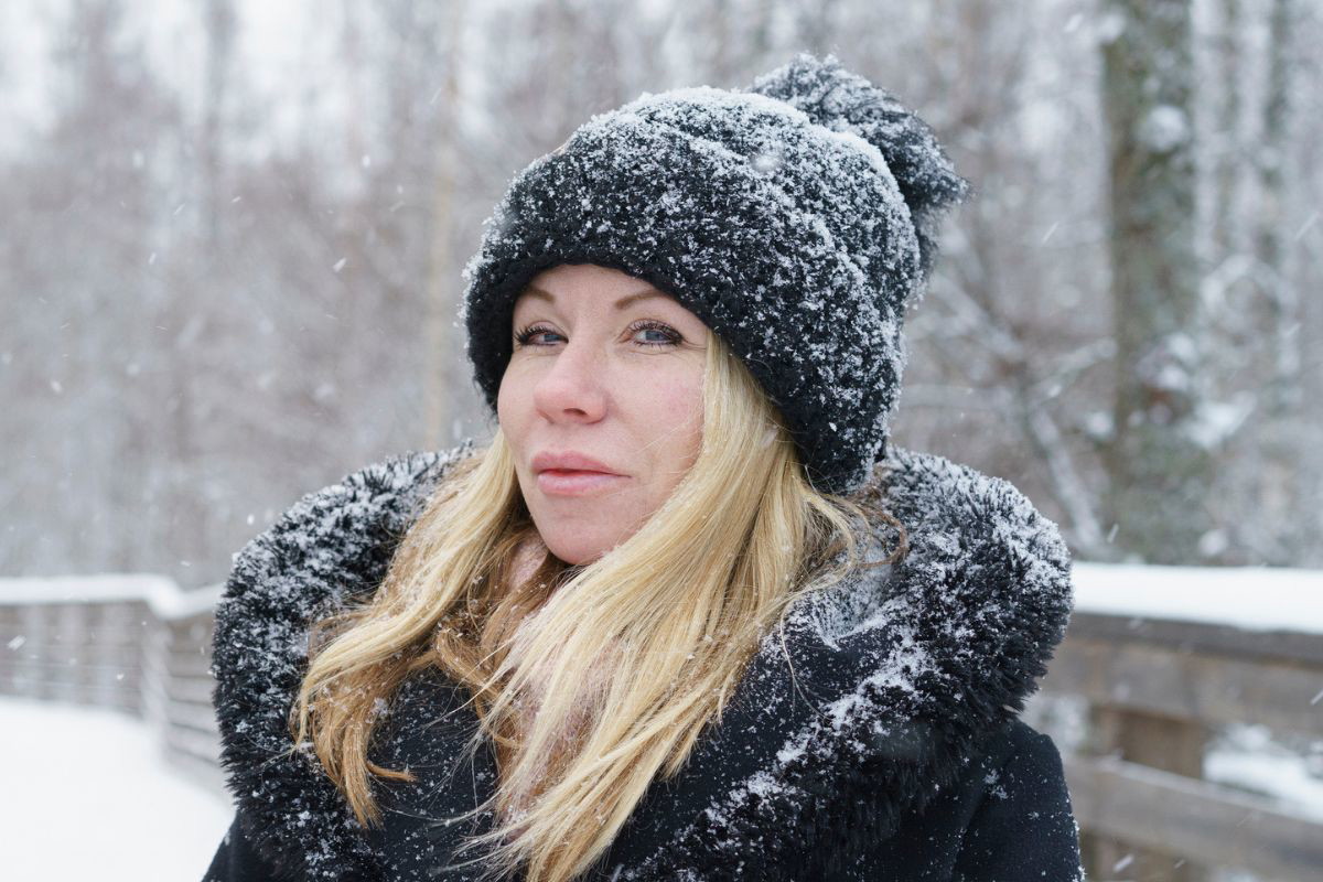 kobieta 30+ zamyślona i smutna