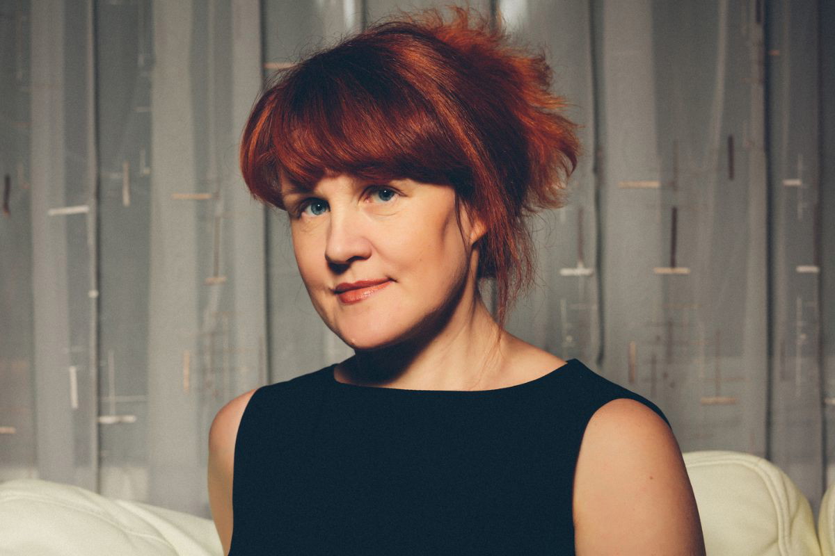 kobieta 40+ patrzy prosto w obiektyw aparatu