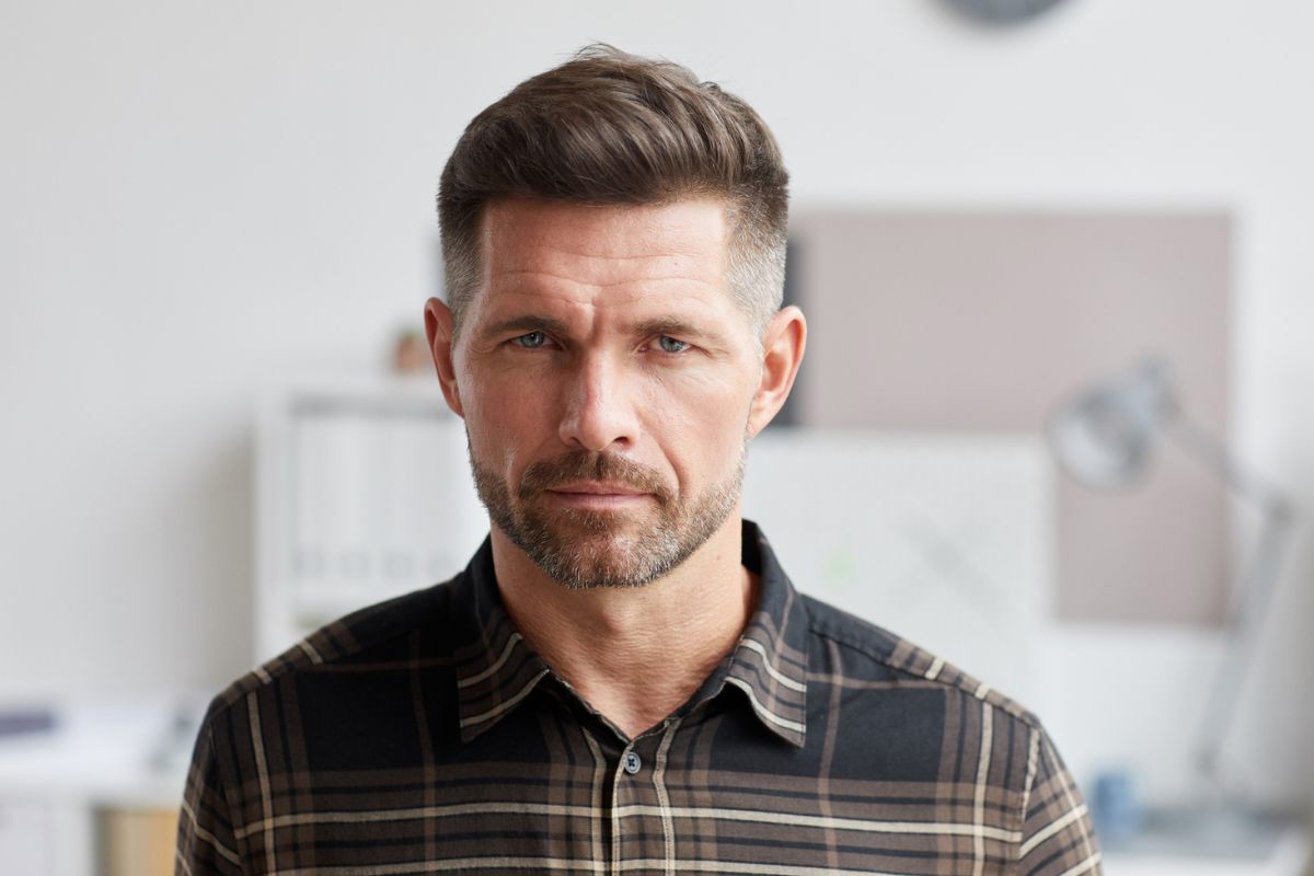 facet patrzący w obiektyw