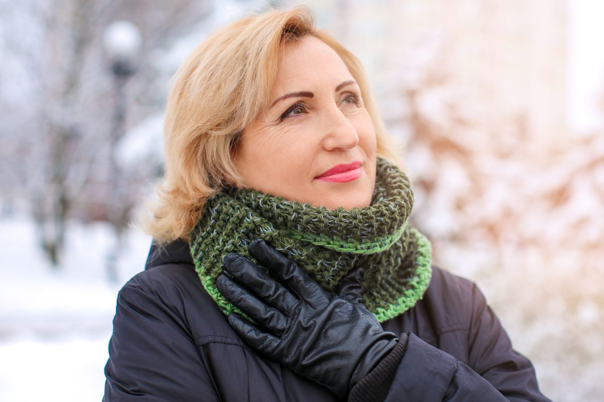 Zamyślona kobieta w średnim wieku