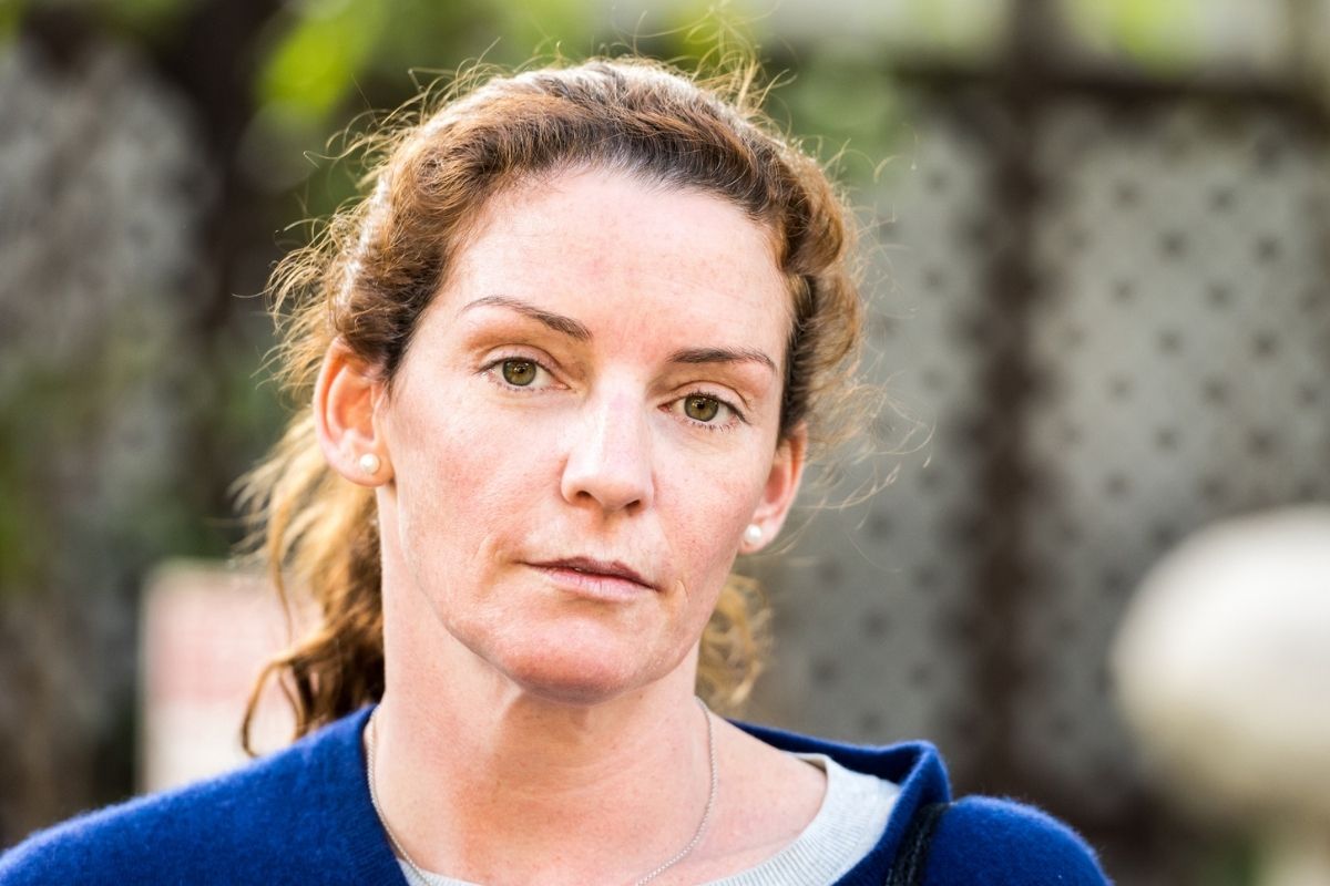 kobieta 40+ patrzy prosto w obiektyw aparatu