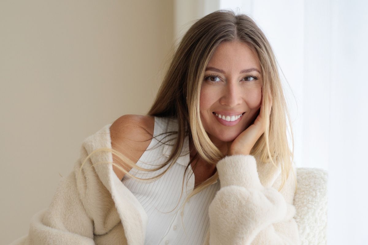 kobieta w jasnym swetrze