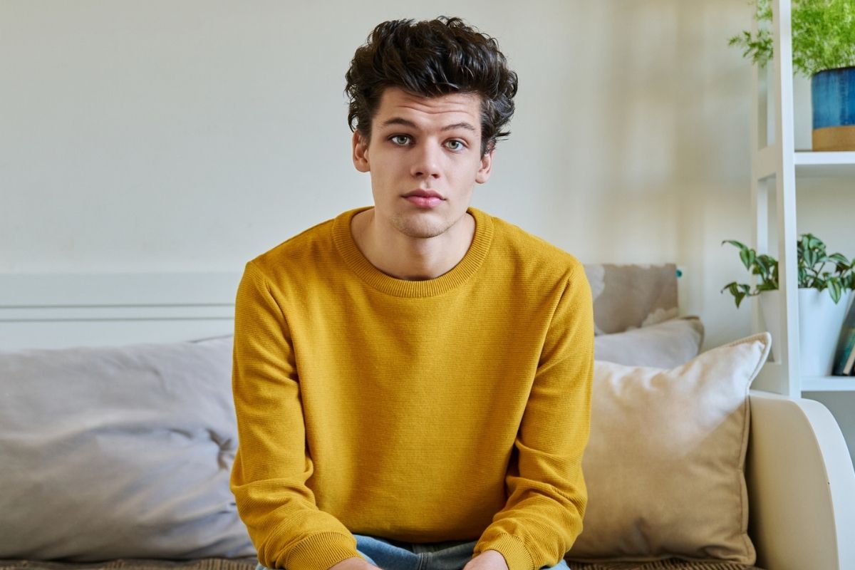 młody chłopak w żołtej bluzie