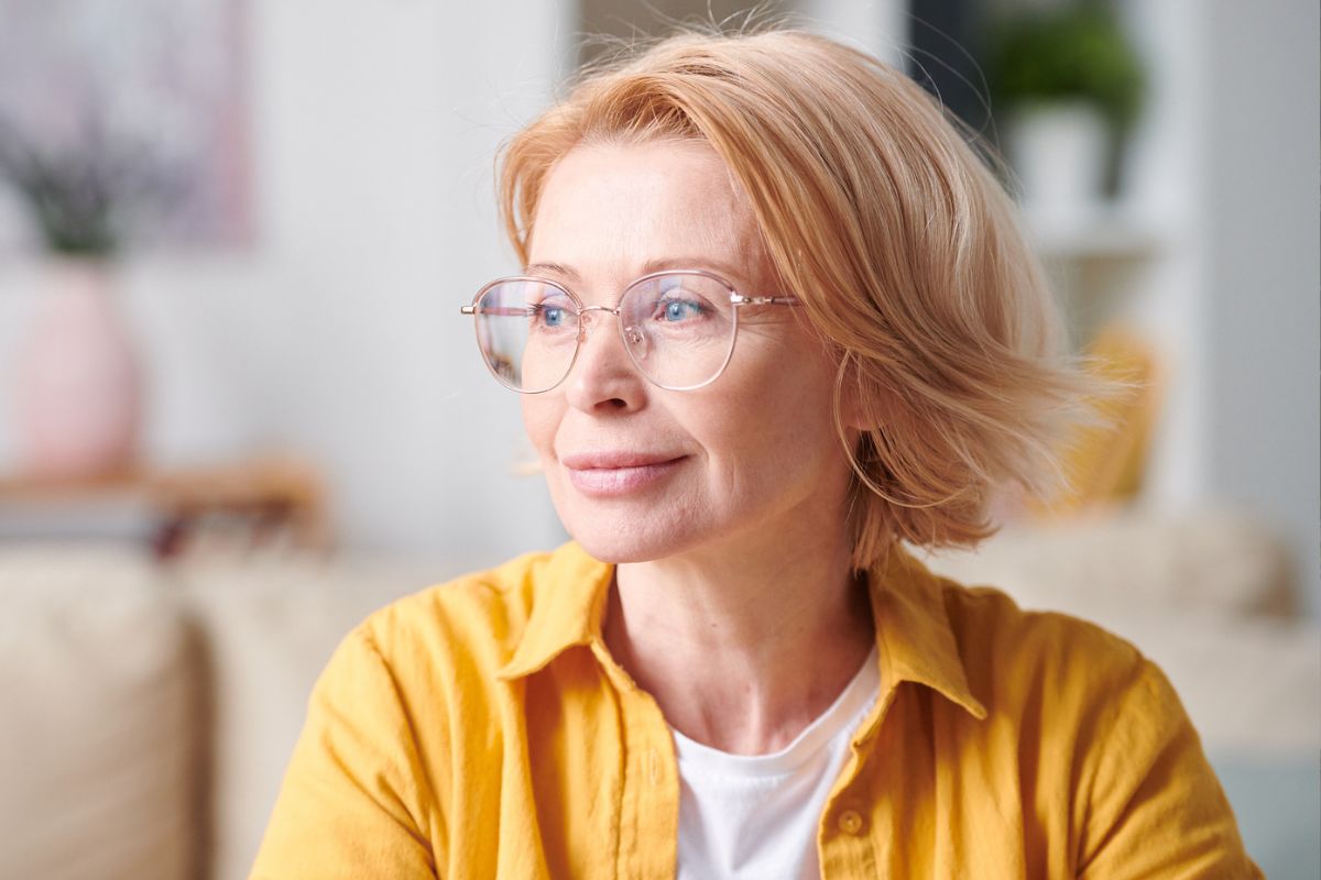 kobieta 50+ zamyślona i smutna