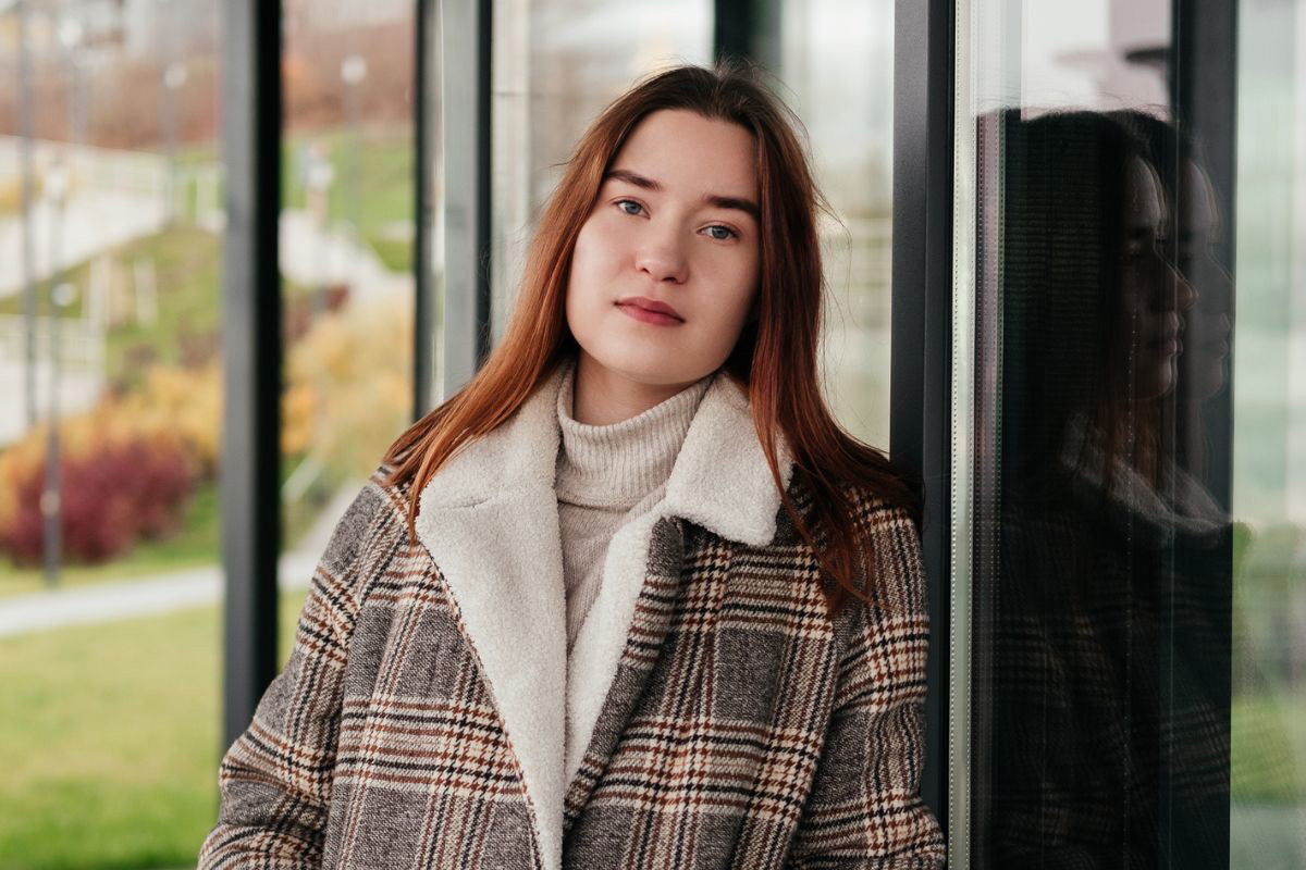młoda dziewczyna oparta o drzwi