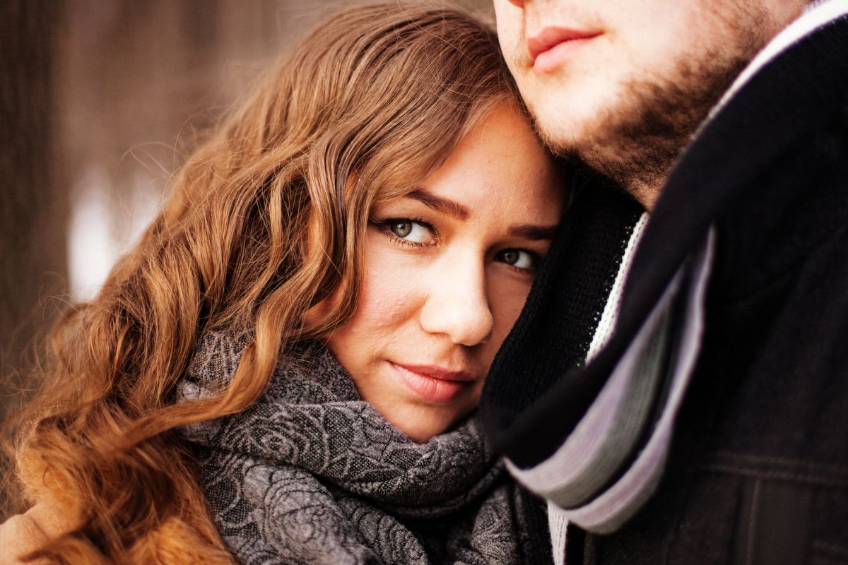 kobieta wtulona w mężczyznę