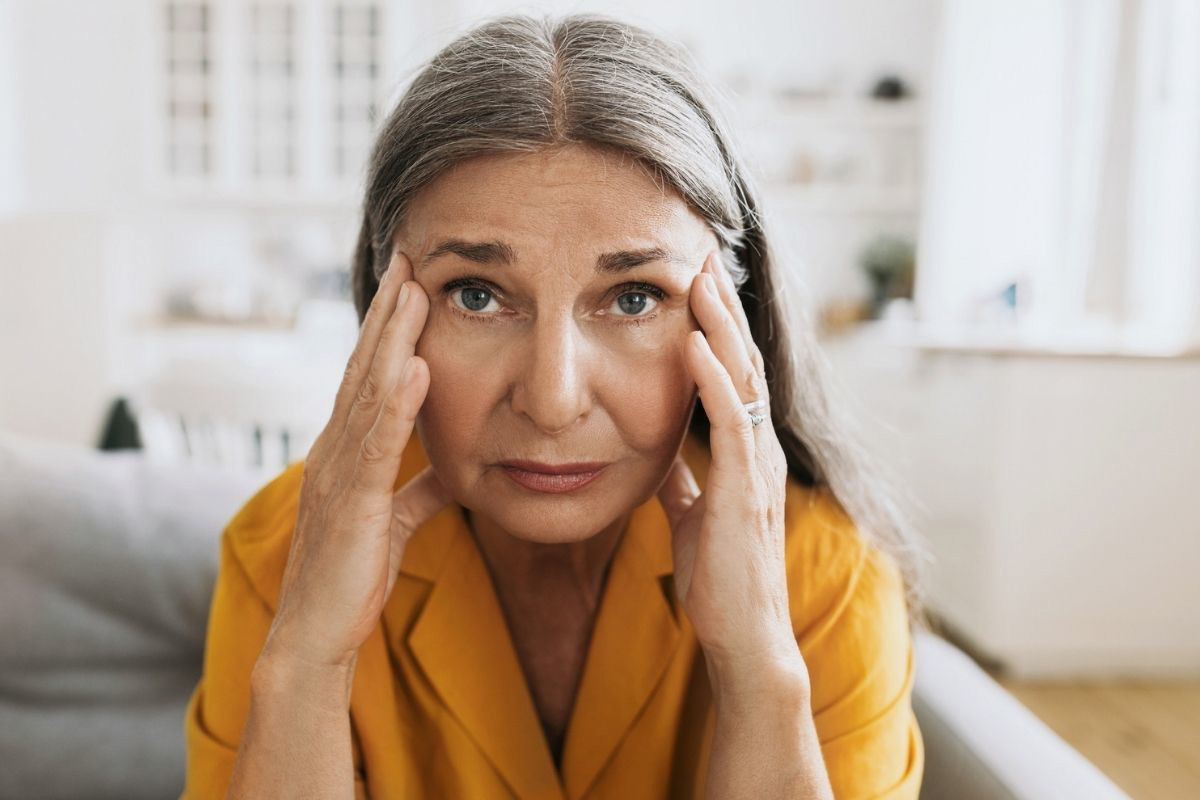 kobieta 60+ patrzy prosto w obiektyw aparatu