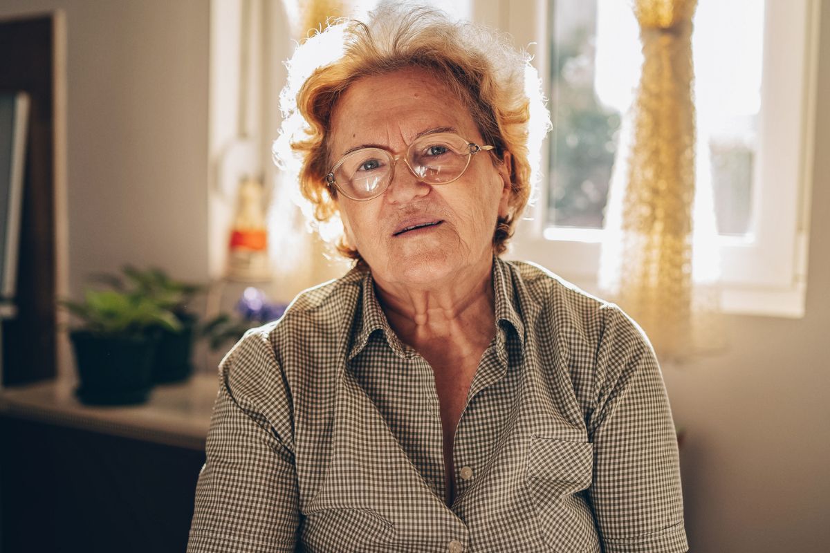 starsza pani w koszuli
