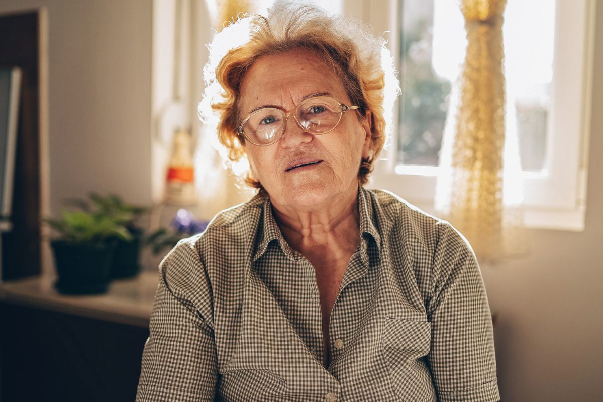 starsza pani w koszuli
