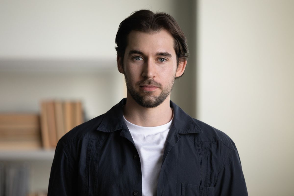 młody poważny mężczyzna