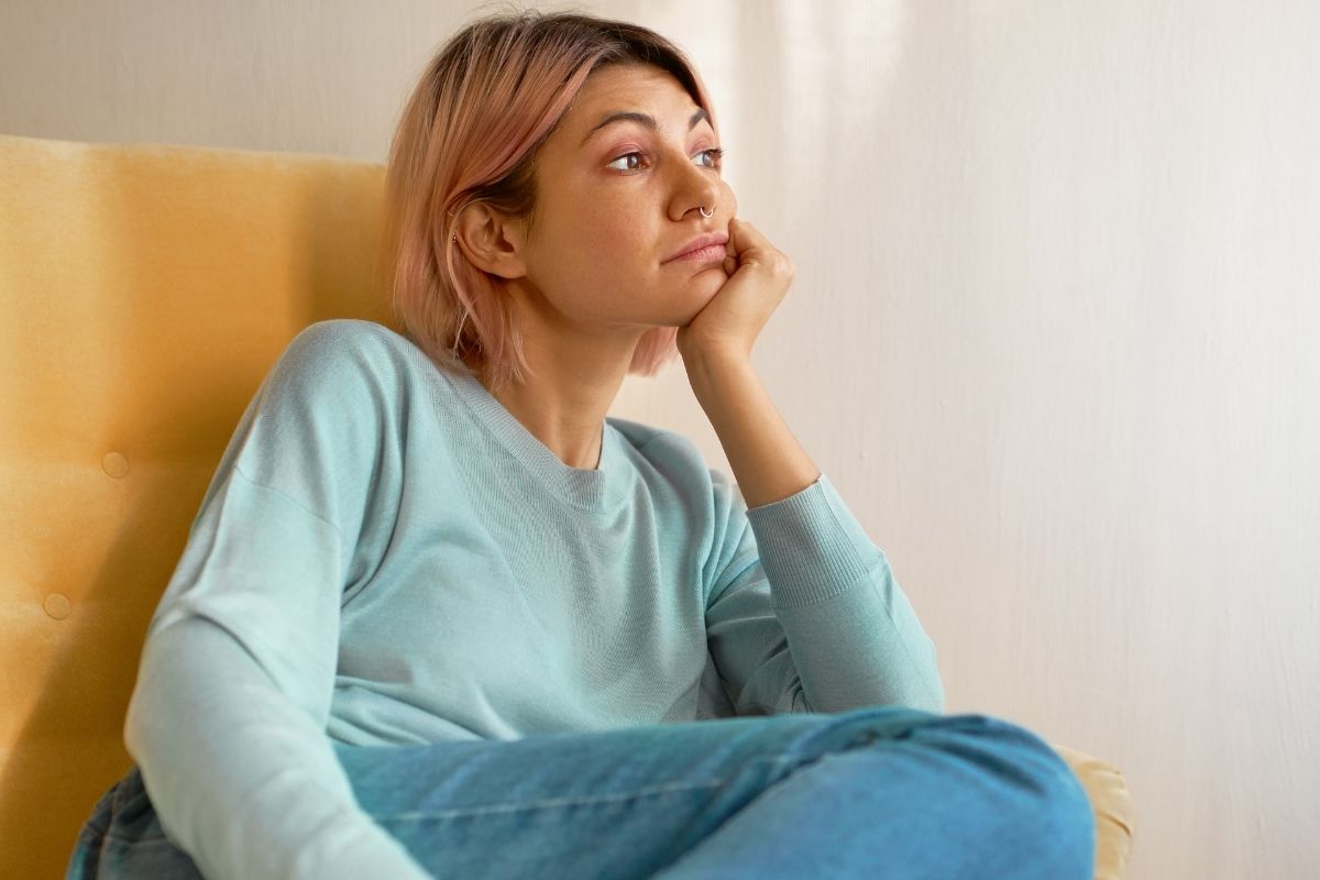 Zamyślona kobieta