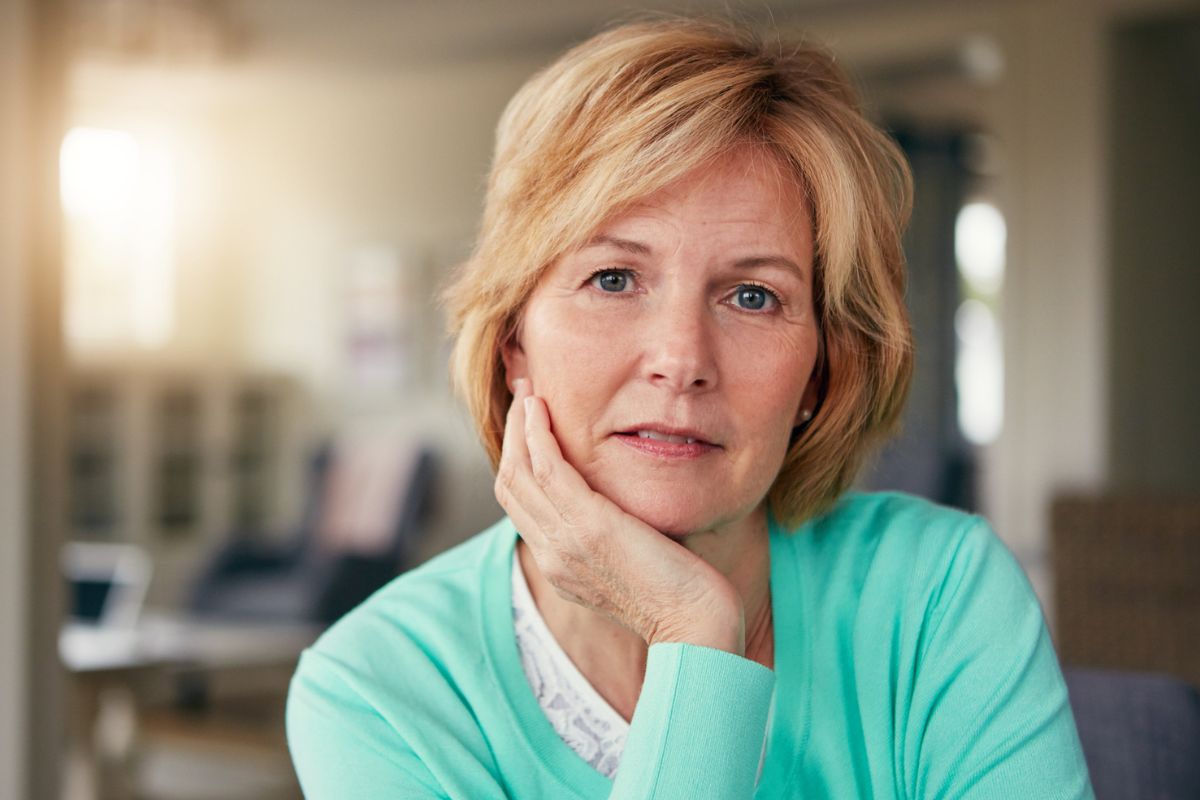 dzień babci, kobieta 60+ patrzy prosto w obiektyw aparatu