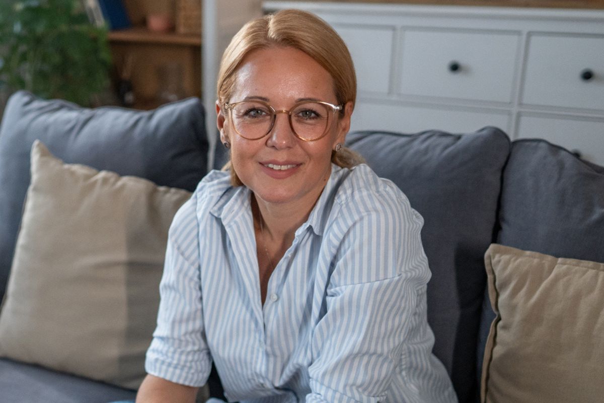 kobieta w koszuli w paski