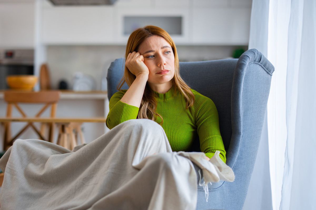 kobieta 30+ zamyślona i smutna