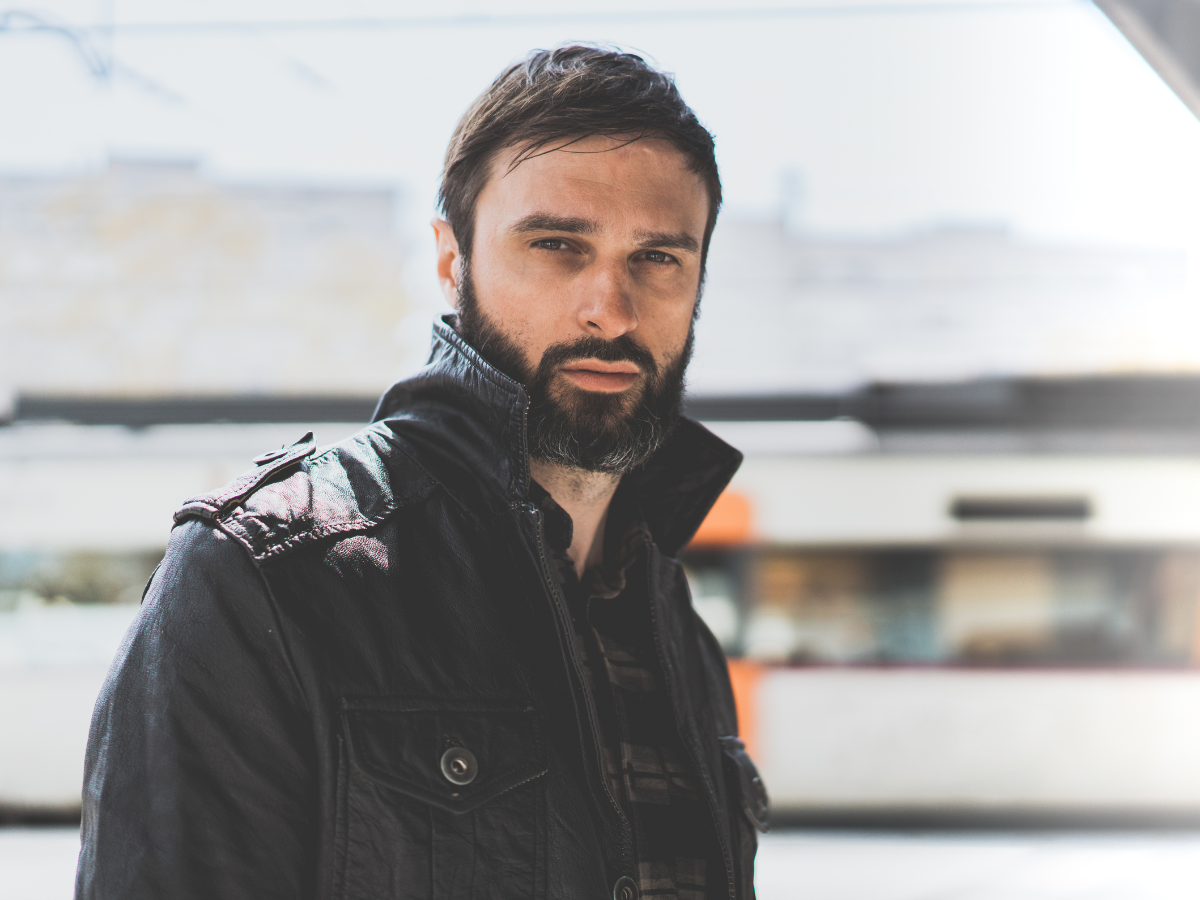 poważny mężczyzna