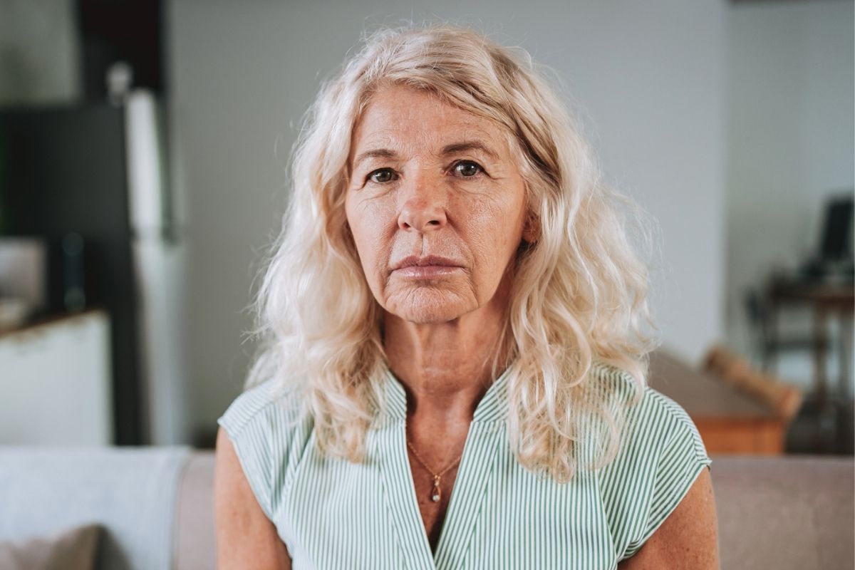 emerytka seniorka z blond włosach